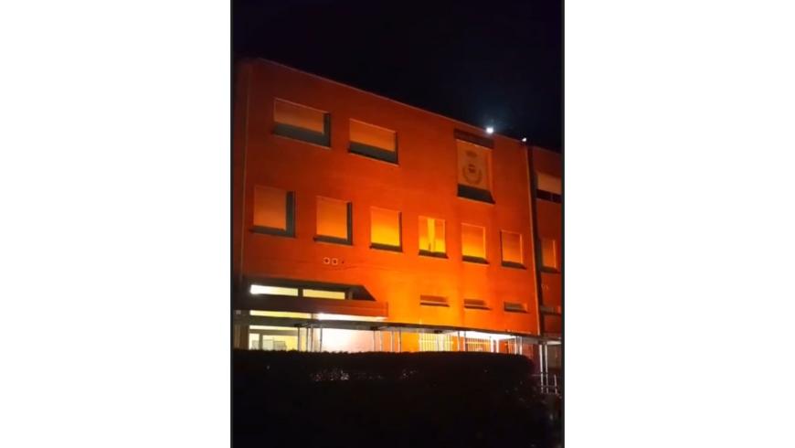 ospedale illuminato di arancione